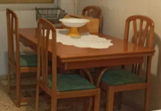Mesa y 4 sillas de madera
