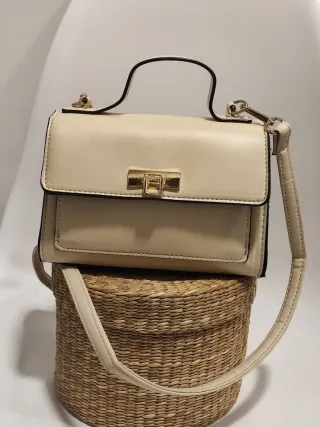 Bolso mini beige estilo lujo silencioso
