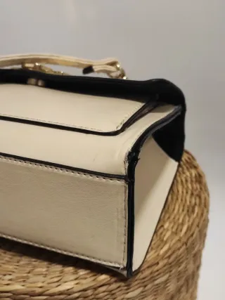 Bolso mini beige estilo lujo silencioso