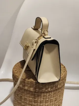 Bolso mini beige estilo lujo silencioso