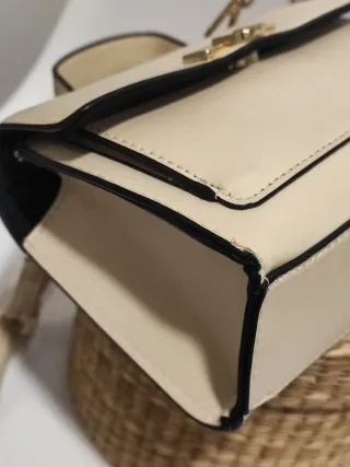 Bolso mini beige estilo lujo silencioso