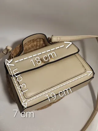 Bolso mini beige estilo lujo silencioso