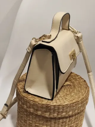 Bolso mini beige estilo lujo silencioso