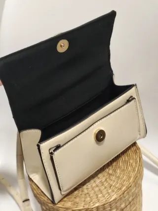 Bolso mini beige estilo lujo silencioso