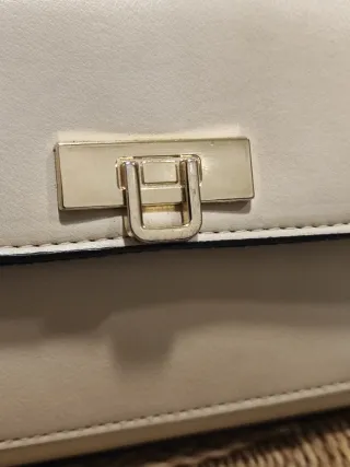 Bolso mini beige estilo lujo silencioso