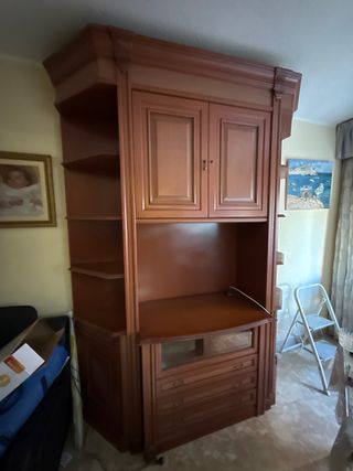 Mueble de salón de madera y cristal