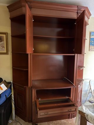 Mueble de salón de madera y cristal