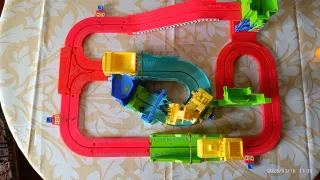 Circuito de camiones de juguete.