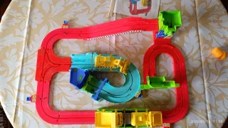 Circuito de camiones de juguete.