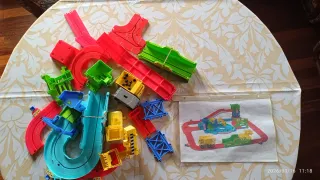 Circuito de camiones de juguete.