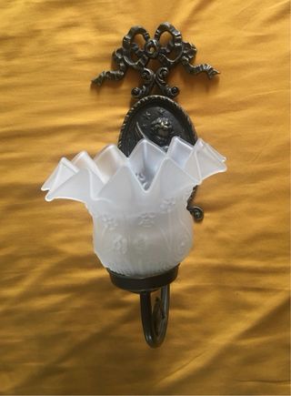 Apliques de pared dorados con tulipas de cristal