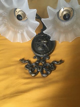 Apliques de pared dorados con tulipas de cristal