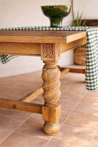 Mesa de comedor de madera con un diseño clásico y
