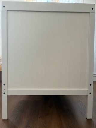 Cuna Sundvik con colchón y barandilla