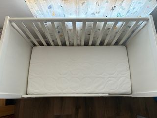 Cuna Sundvik con colchón y barandilla