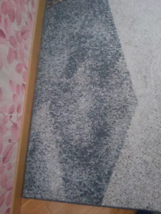 Alfombra geométrica azul y gris