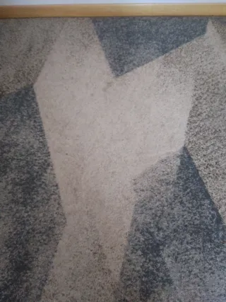 Alfombra geométrica azul y gris