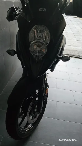 Suzuki V Strom 650 Negra-3.000 km. Nueva, impoluta