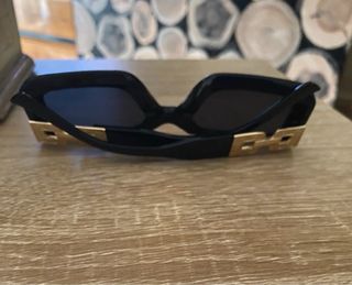 Gafas cuadradas negras y doradas