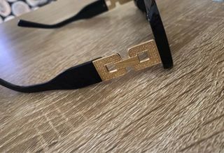 Gafas cuadradas negras y doradas