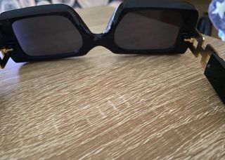 Gafas cuadradas negras y doradas