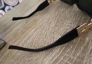 Gafas cuadradas negras y doradas