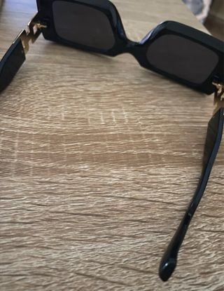 Gafas cuadradas negras y doradas