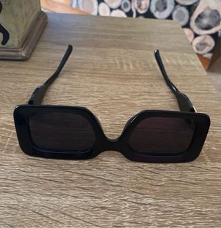 Gafas cuadradas negras y doradas