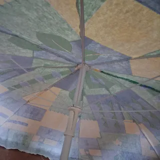 Sombrilla de playa colorida