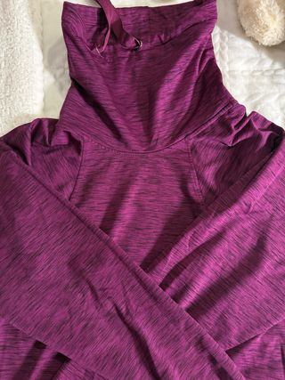 Sudadera morada con capucha