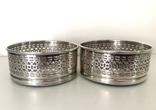 Par de posavasos botella vintage en metal plateado