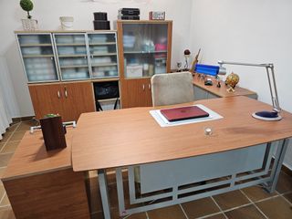 Mesa de despacho de metal y madera