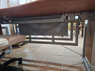 Mesa de despacho de metal y madera