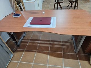 Mesa de despacho de metal y madera