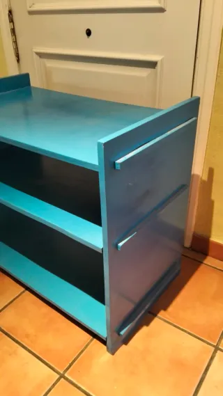 Mueble bajo de madera azul