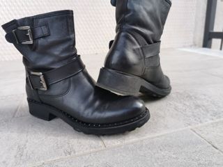 Tronchetto donna in cuoio nero.