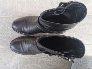 Tronchetto donna in cuoio nero.