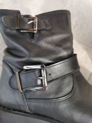 Tronchetto donna in cuoio nero.