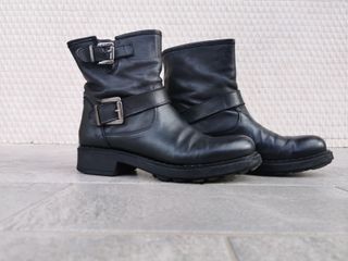 Tronchetto donna in cuoio nero.