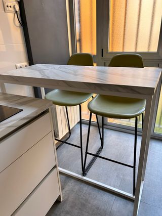 Mesa alta cocina efecto mármol + 2 taburetes