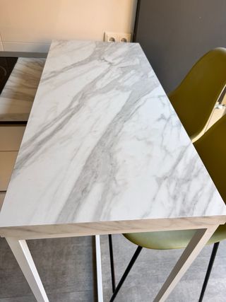 Mesa alta cocina efecto mármol + 2 taburetes