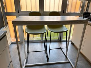Mesa alta cocina efecto mármol + 2 taburetes