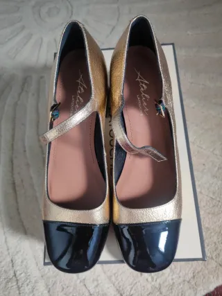 Zapatos Atelier La Touche dorados y negros