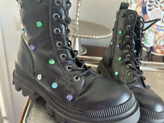 Botas negras con apliques y suela