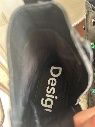 Botas negras con apliques y suela