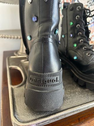 Botas negras con apliques y suela