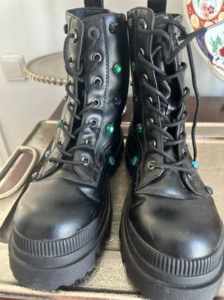 Botas negras con apliques y suela