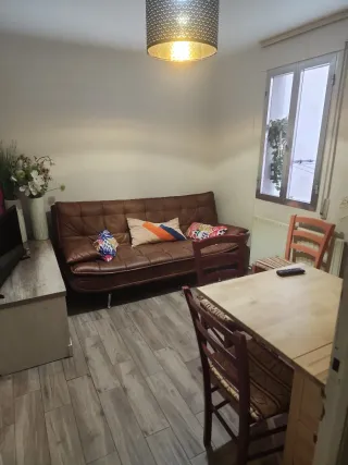 Sofá de piel marrón con cojines