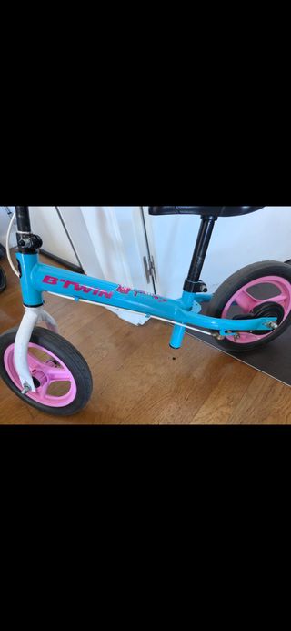 Bicicleta de equilibrio azul y rosa