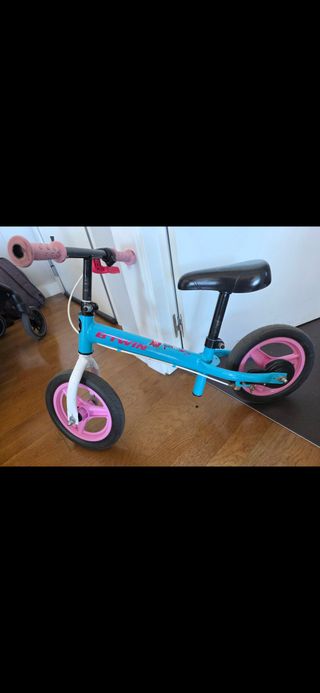 Bicicleta de equilibrio azul y rosa